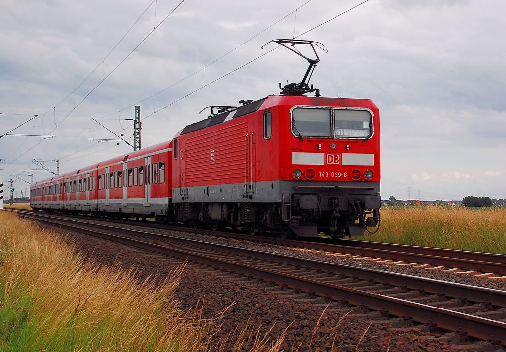 Auch am Freitagnachmittag den 22.6.2012 schiebt die 143 039-6 wieder einen X-Wagenzug auf der S11 nach Bergisch Gladbach.....abgelichtet ist der Zug zwischen Allerheiligen und Nievenheim.