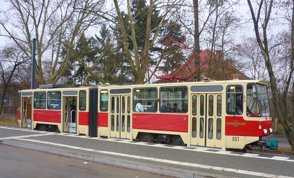 Auch am vierten Advent war der historische TW 001 als Glhwein-Express zwischen Hauptbahnhof und Kirschallee unterwegs und verband somit den Weihnachtsmarkt in der Innenstadt mit dem  Romantischen Weihnachtsmarkt  auf dem Krongut Bornstedt. TW 001 wurde als erstgebauter Kt4 1974 nach Potsdam geliefert und ausgiebig erprobt. Potsdam, 2011-12-18.