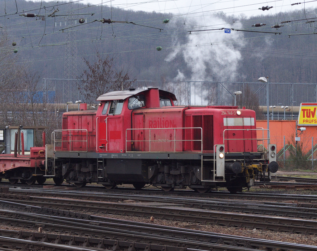 Auch die Baureihe 294 findet sich im Bereich des Vlklinger Bahnhof´s und von Saarstahl.
Nicht immer leichte Brammen- oder Schrottzge men durch´s Gelnde rangiert werden.
Meines Wissens sind die Loks an Saarrail vermietet.
294 746-3 wird nun leere Rungenwagen zur Verladestelle von Brammen bringen.
294 746 wurde als 290 246-8 im Jahr 1972 an die Deutsche Bundesbahn ausgeliefert. Gebaut wurde sie von MaK.
Im Jahr 2003 wurde sie im Werk Cottbus remotorisiert und in 294 746-3 umbenannt.
Vlklingen - 28.02.2013