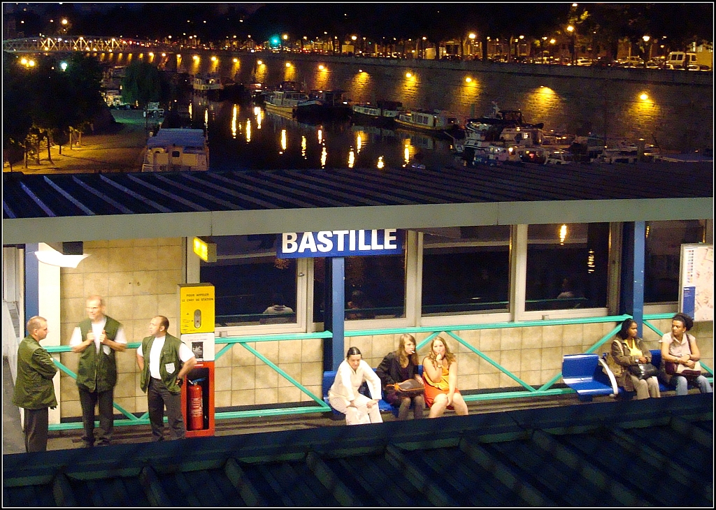 Auch dieses Bild kann man heute nicht mehr machen: Blick auf den Bahnsteig der Pariser Metrostation  Bastille  und den dahinter liegenden Canal Saint-Martin. Juli 2009