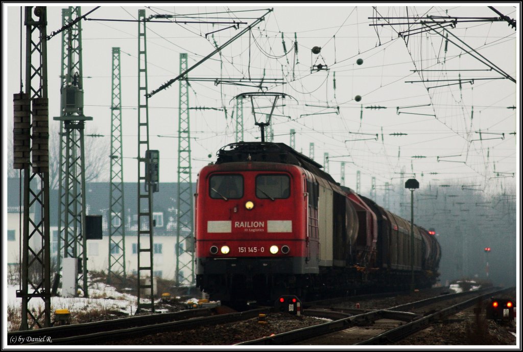 Auch dieses Bild wurde im Fokus-Modi  M  geschossen. 151 145 mit gemischten Gterzug am 31.01.2011 durch Mangolding gen Regensburg.