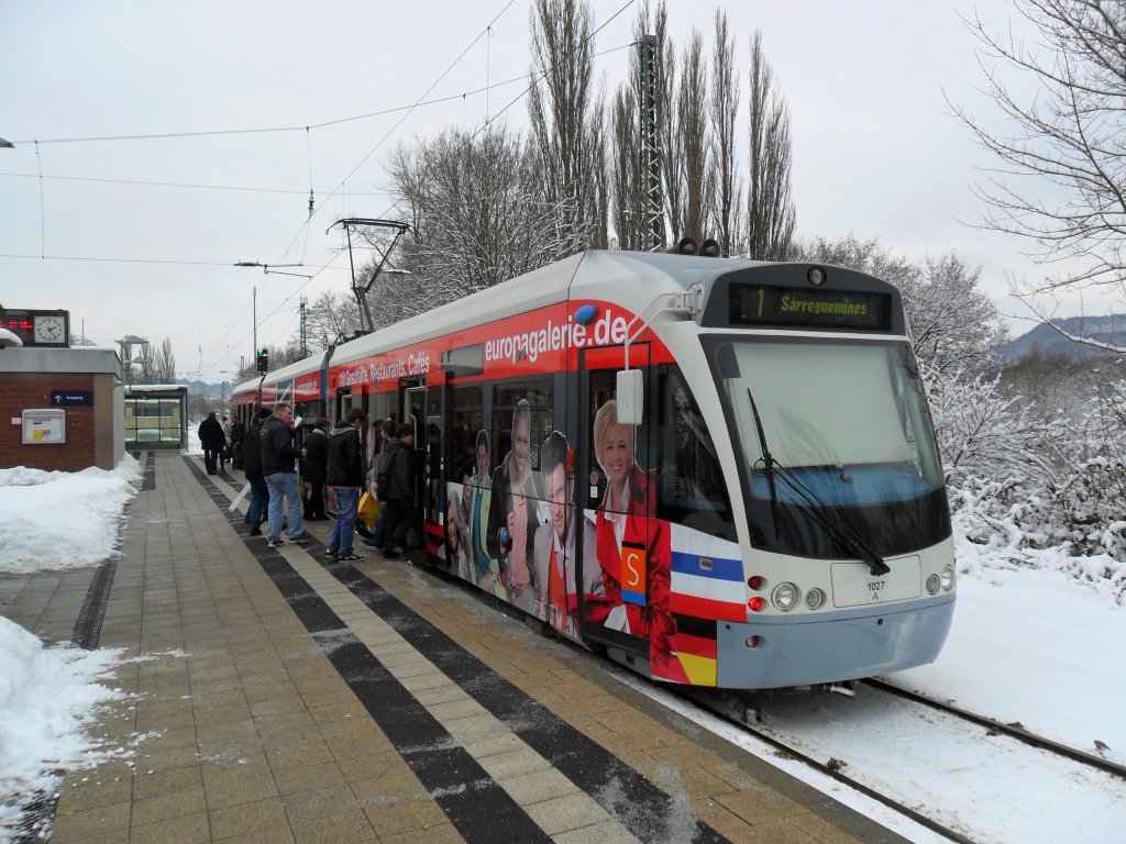 Auch dieses Foto zeigt die Saarbahn an der Haltestelle Saarbrcken Brebach.Das Foto habe ich im Januar 2011 gemacht.