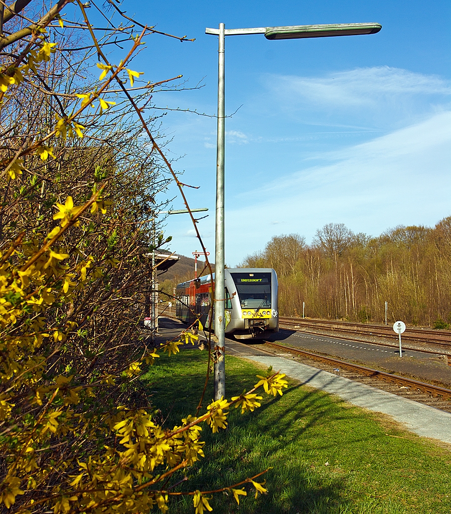 Auch der Frhling ist im Hellertal angekommen:

Ein Stadler GTW 2/6 der Hellertalbahn fhrt am 18.04.2013, nach dem Halt am Bahnhof Herdorf, weiter in Richtung Betzdorf/Sieg.