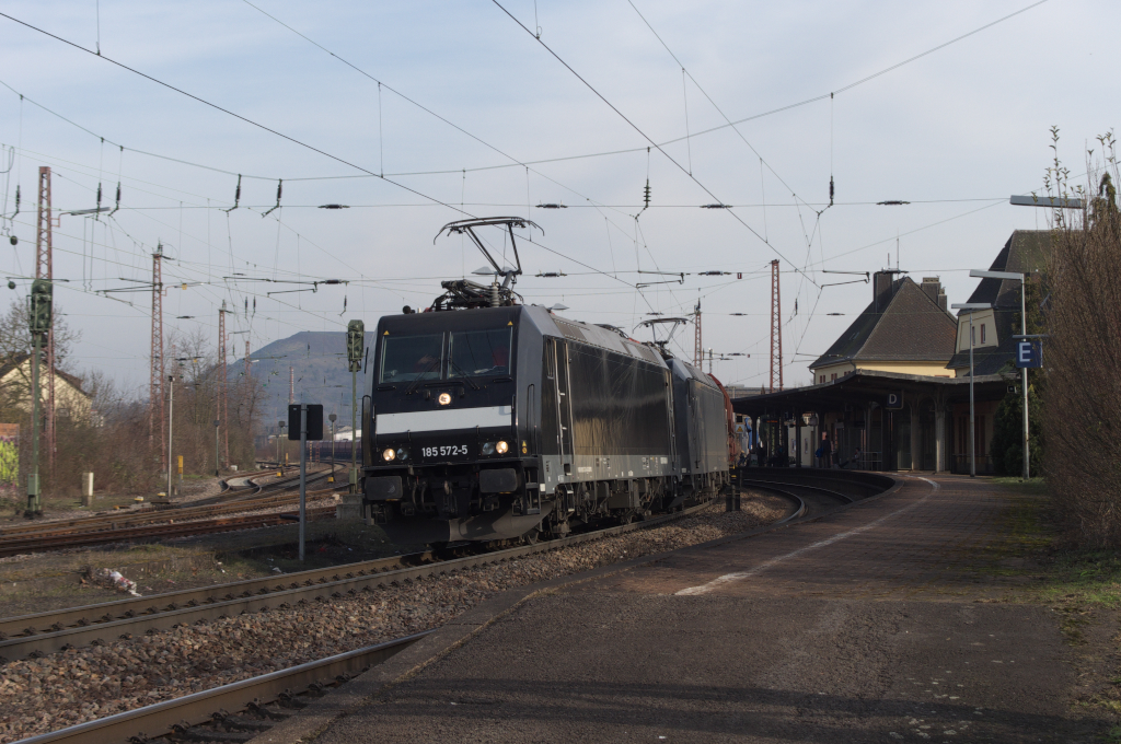 Auch  Schwarze Ladies  gab es am 05.03.2013 in Saarlouis. 185 572 und eine Schwesterlok bringen einen leeren Kohlenzug von Neunkirchen im Saarland in Richtung Ruhrgebiet.
Saarlouis - KBS 685