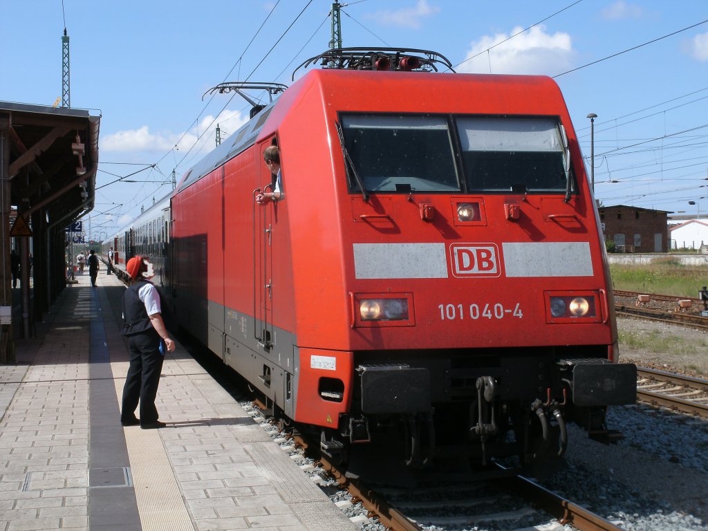 Auch wenn es nur zwei Minuten Aufenthalt,fr den IC 2384 Hannover-Binz,am 27.Juli 2011,in Bergen/Rgen waren das Gesprch zwischen Lokfhrer und dem Servicepersonal mute sein.