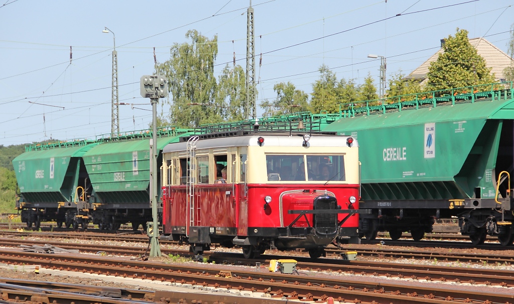 Auch der Wismarer Schienenbus, das sogenannte  Schweineschnuzchen  stand in Darmstadt-Kranichstein an den Bahnwelttagen zur Besichtigung aus und lud gelegentlich zu Mitfahrten ein. Aufgenommen am 02.06.2011.