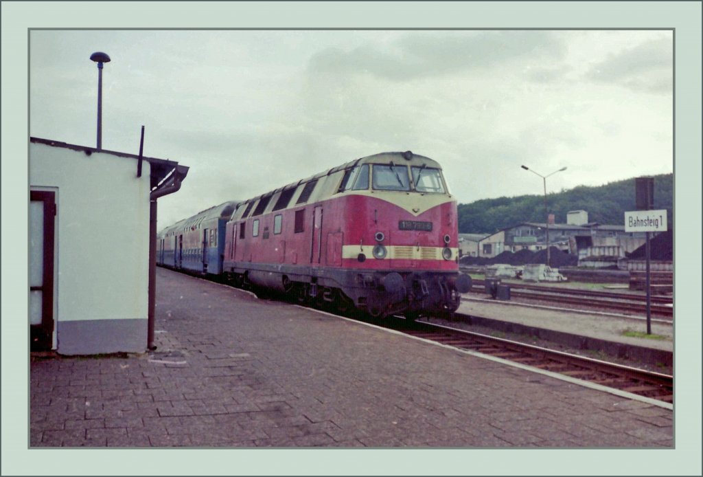 Auf Bahnsteig 1 in Bad Doberan fhrt die 118 793-6 mit ihrem Personenzug 15129 von Rostock nach Wismar ein. 
30 September 1990/gescanntes Negativ