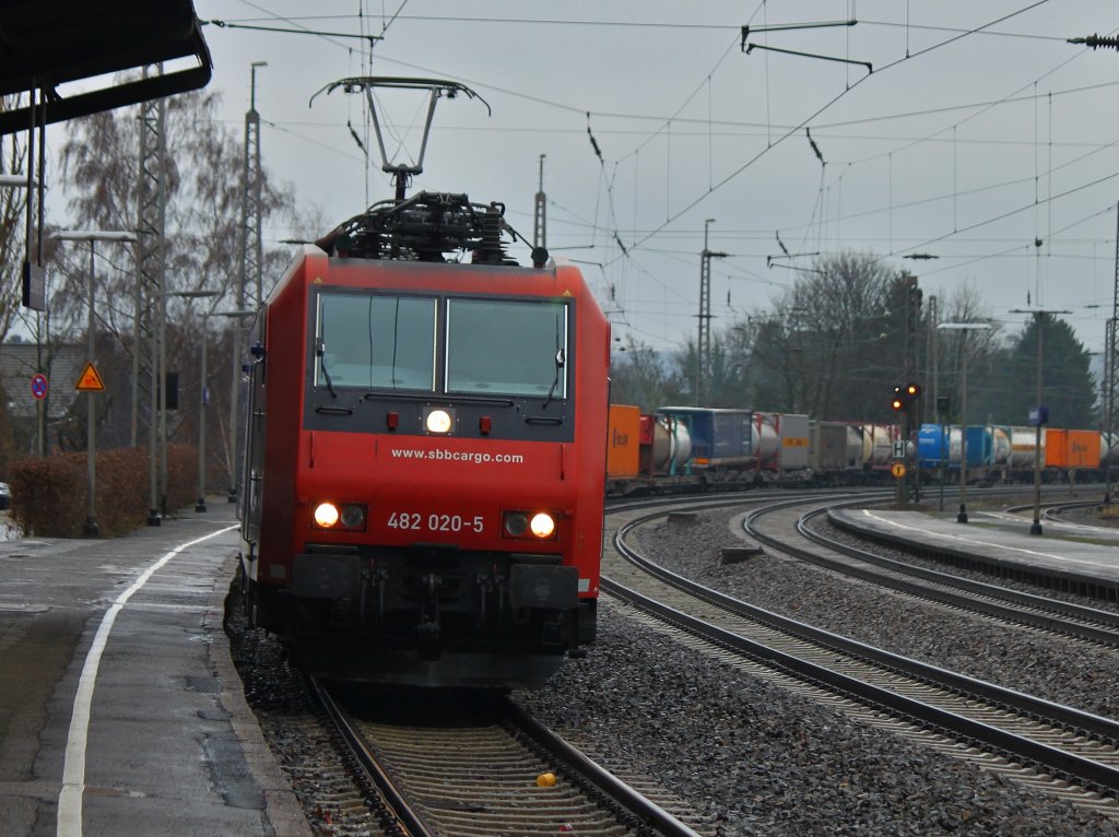Auf dem Weg nach Aachen West zieht 482 020-5 am 03.01.2013 in Eschweiler einen KLV aus Richtung Kln kommend langsam auf Gleis 1 bis zum Bahnsteigende. Dort mu der Zug kurz warten um einen Thalys auf der Fahrt nach Paris passieren zu lassen.