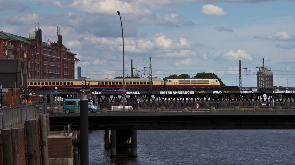 Auf dem Weg nach Kln: TEE Rheingold mit 103 235 bei der Ausfahrt aus dem Hamburger Hbf. (15.07.12)