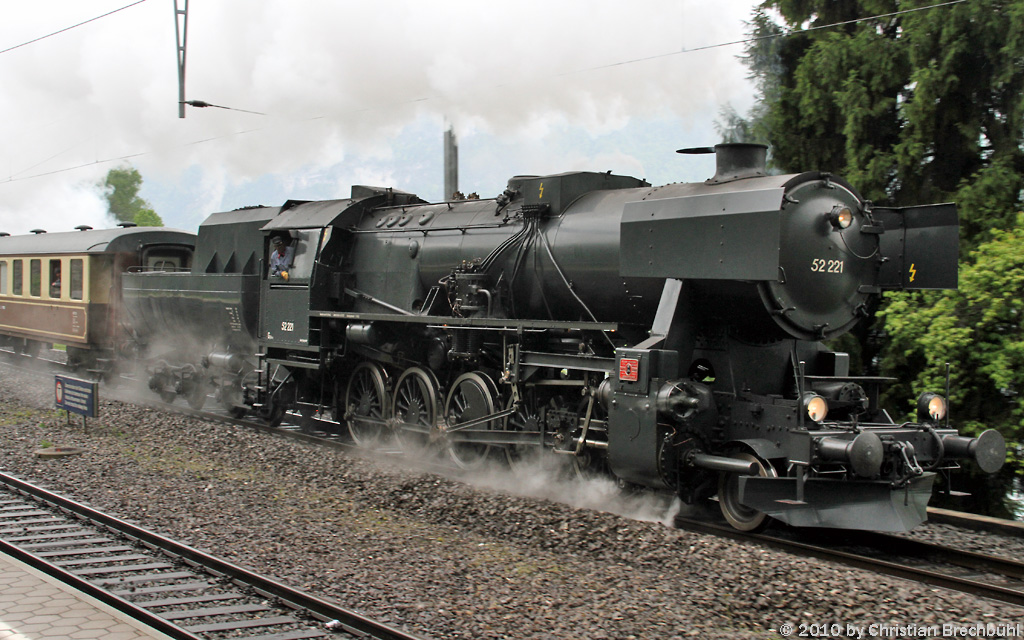 Auf der Fahrt zu Interlaken macht Dampf, die BR 52-221 in Drlingen am 15.05.2010, in voller fahrt!