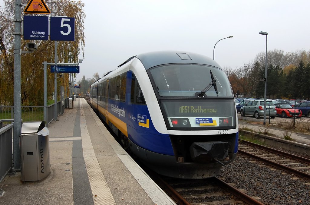 Auf Gleis 5 des Brandenburger Haupfbahnhof steht VT 560 der Mrkische Regiobahn als MR51 (MR 99618) nach Rathenow. 02.11.2010