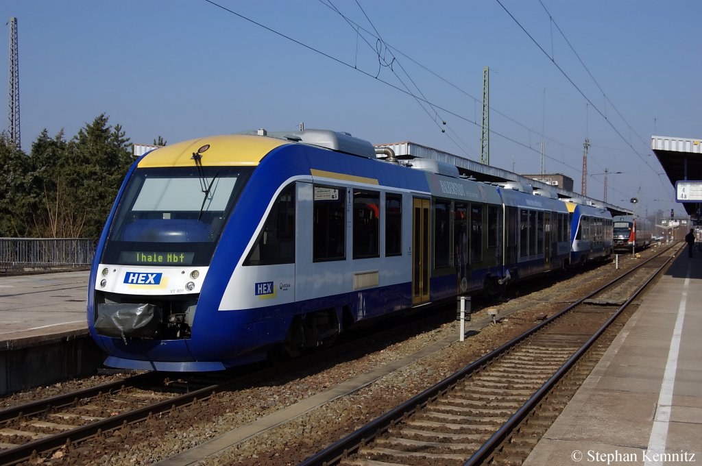 Auf Gleis 5 in Magdeburg steht das HarzElbeExpress-Dotra. Vorne die VT 800 (648 278-9) als (HEX80832) nach Thale und dahinter die VT 870 (640 121-9) als (HEX80942) nach Vienenburg. Sie fahren bis Halberstadt als Dotra und dann trennen sie sich. 01.03.2011 