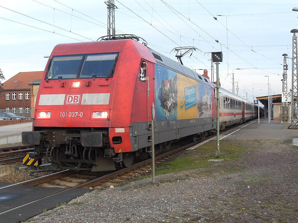 Auf Grund eines im Bahnhof Stendal abgestellten ICE 2(402 026)musste 101 037 mit IC 142 auf Gleis 2 Einfahren.