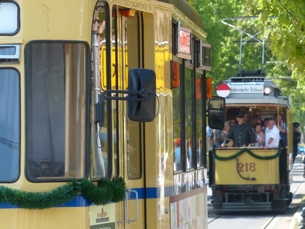 Auf Kollisionskurs: ein Gothaer Triebwagen und Wagen 218 begegnen sich auf dem gleichen Gleis. Am Thlmannplatz gibt es allerdings ein kurzes zweigleisiges Stck, das das Begegnen erlaubt. 19.5.2013, Woltersdorf