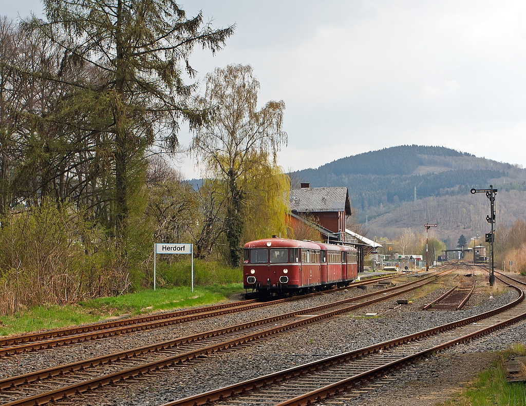 Auf den letzten Drcker doch noch erwischt......Die OEF (Oberhessische Eisenbahnfreunde) mit dem Schienenbus am 14.04.2012 auf Sonderfahrt an Dill, Heller und Sieg. Hier bei der Duchfahrt im Bahnhof Herdorf, die Garnitur besteht aus  996 677-9 (Steuerwagen), 996 310-9 (Beiwagen) und Triebwagen VT 98 9829 (ex DB 798 829-8).