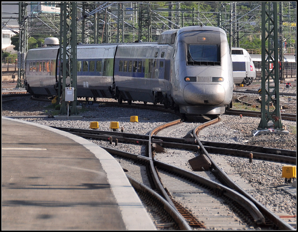 Auf verschlungenen Wegen - 

Aufgrund der Gleisveränderungen im Vorfeld des Stuttgarter Hauptbahnhofes wegen Stuttgart 21 muss sich dieser TGV über zahlreiche Kurven seinen Weg zu seinem Halteplatz suchen. 

25.04.2011 (J)