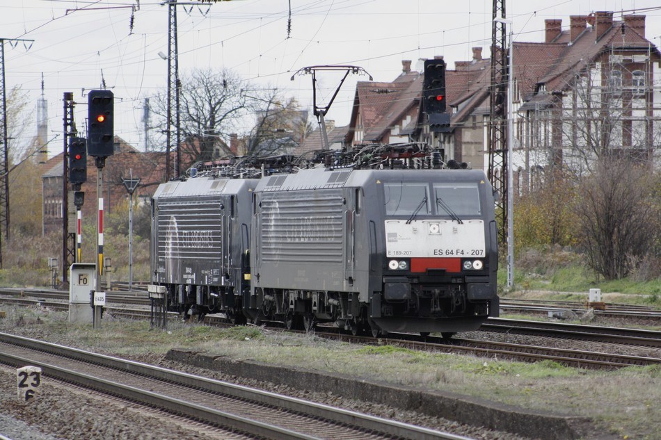 Auf den Weg zu Ihren bereitgestellten Zug, durchfahren 189 207 und 189 201 von CTL-Logistic, den Bahnsteigbereich des Bhf. Grokobetha am 04.11.2010.