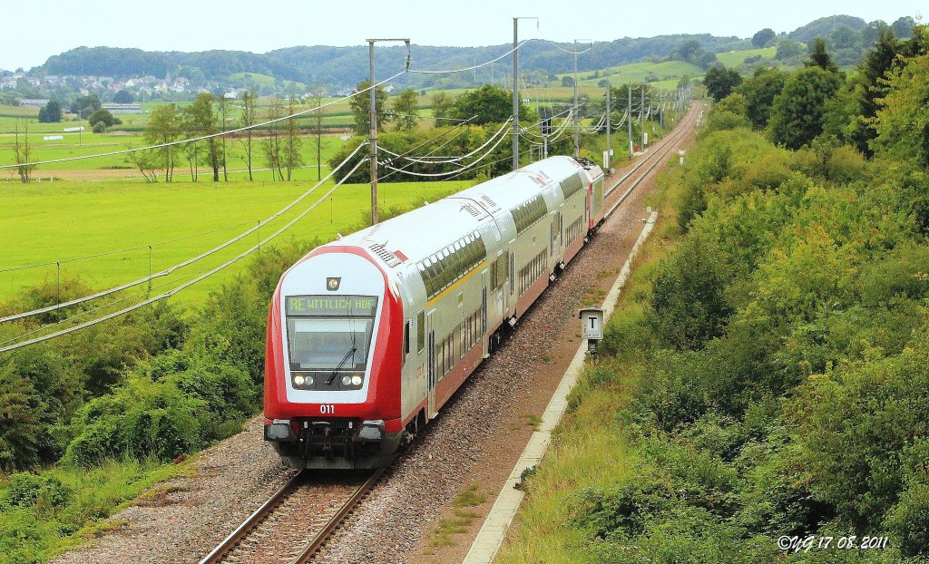 Aufgrund eines Schadens an einer Hochspannungsleitung im Bereich des nrdlichen Ausgangs von Luxemburg Hbf, mussten am 17, 18. und 19. August 2011 grssere Reparaturarbeiten vorgenommen werden.

Um diese Arbeiten mglichst nicht zu behindern, wurden die Personenzge Luxemburg-Wasserbillig-(Trier) via Luxemburg-Sd und Alzingen-Syren umgeleitet.

Hier eine CFL Dosto-Garnitur mit CFL 4004 als Regionalexpress, am 17. August 2011. Seit Dezember 2010 fhrt dieser Zug nicht nur bis nach Schweich, sondern bis nach Wittlich.