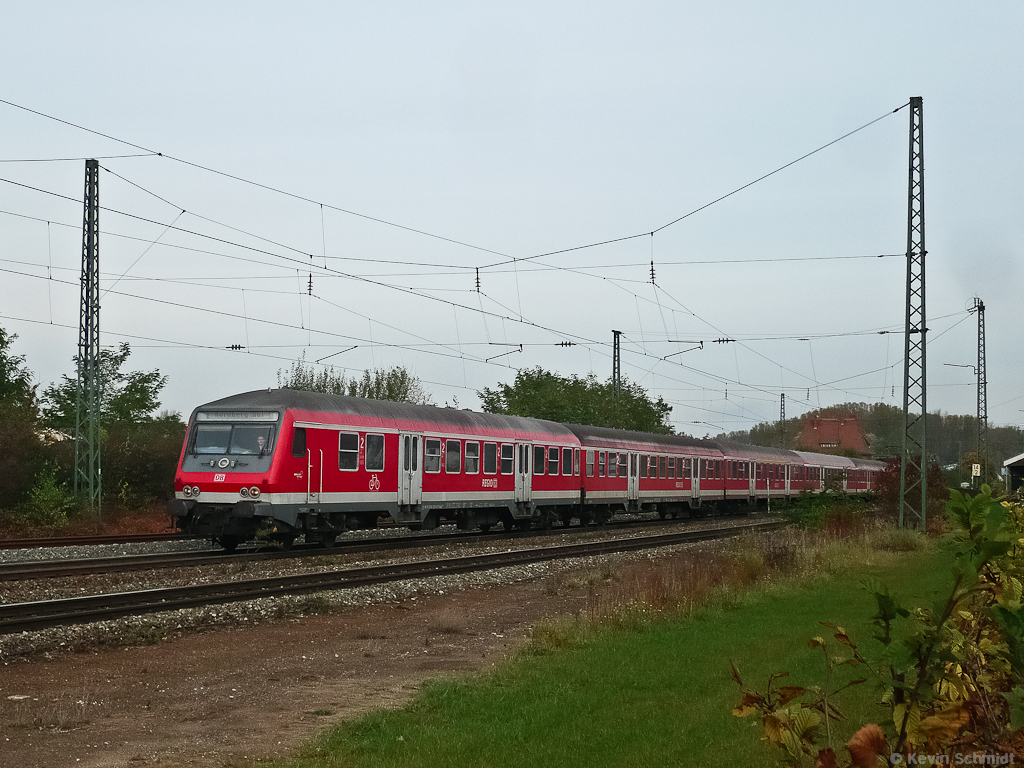 Aufgrund der Überholung durch den verspäteten ICE 1507 nach München Hbf konnte ich noch die RB von Lichtenfels nach Vach fotografieren, mit der ich in Zapfendorf angekommen war. Auf den Bahnsteigen ist der Aufenthalt verboten, solange kein Zug im Bahnhof hält. (22.10.2010)