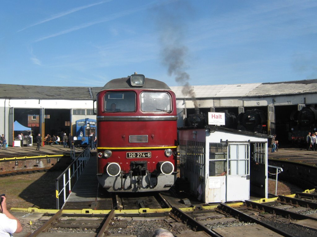 Auge in Auge mit der BR 120 274 !
Diese steht auf der Drehscheibe des BW Arnstadt historisch am 16.09.2012.
Bei herrlichstem Fotographierwetter wurde die maschine fr das Publikum einige Runden gedreht, um sie von allen Seiten betrachten, bewundern und fotografieren zu knnen.
Ein Lob an die Veranstalter des Festes !
(www.ebm-arnstadt.de)