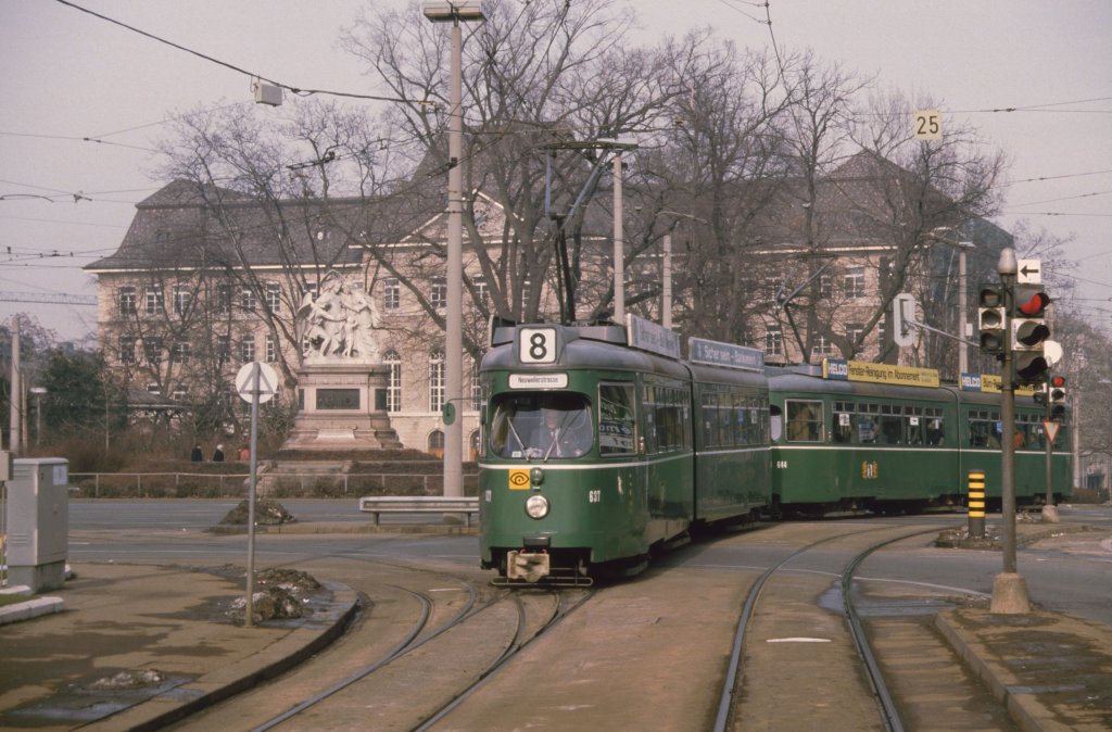 Aus dem Archiv: Dwag Dpooeltraktion 637 und 644 fahren am Bahnhof SBB ein. Die Aufnahme stammt vom Mrz 1985.