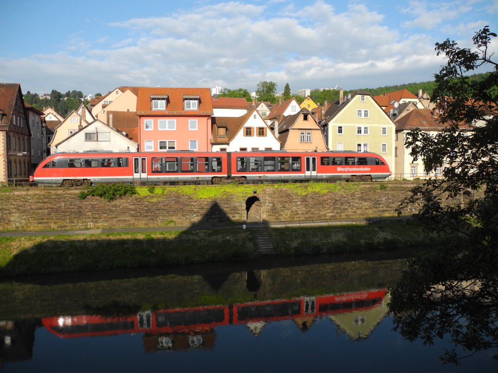 Aus dem Bilderbuch? 642 560 der Westfrankenbahn am frhen Morgen des 23.05.2013 als RB6 auf dem Weg von Crailsheim nach Aschaffenburg kurz vor der Einfahrt in den Bahnhof Wertheim am Tauberufer in Wertheim. 