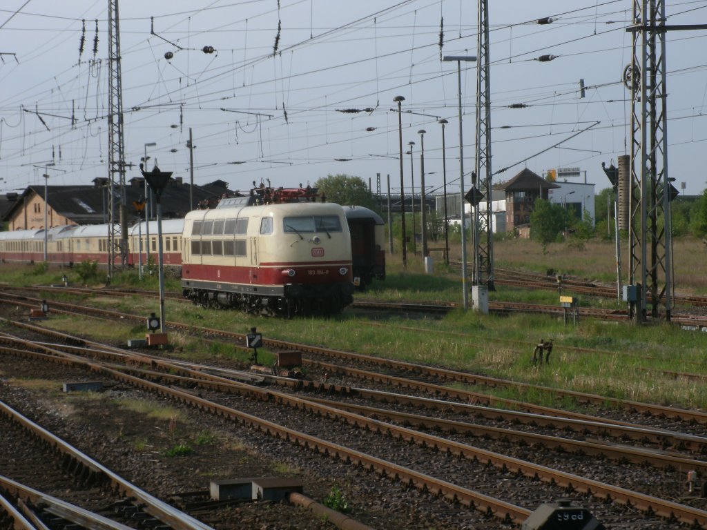 Aus dem fahrenden Zug konnte ich,am 14.Mai 2011,die in Stralsund abgestellte 103 184 fotografieren.