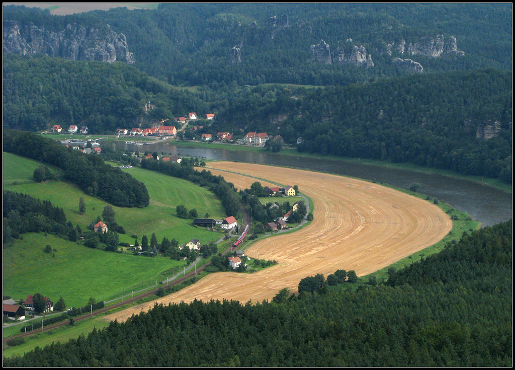 Aus der Ferne - 

Die berühmte Fotostelle beim Kurort Rathen an der Elbtalbahn vom Lilienstein aus gesehen. 

04.08.2009 (M)