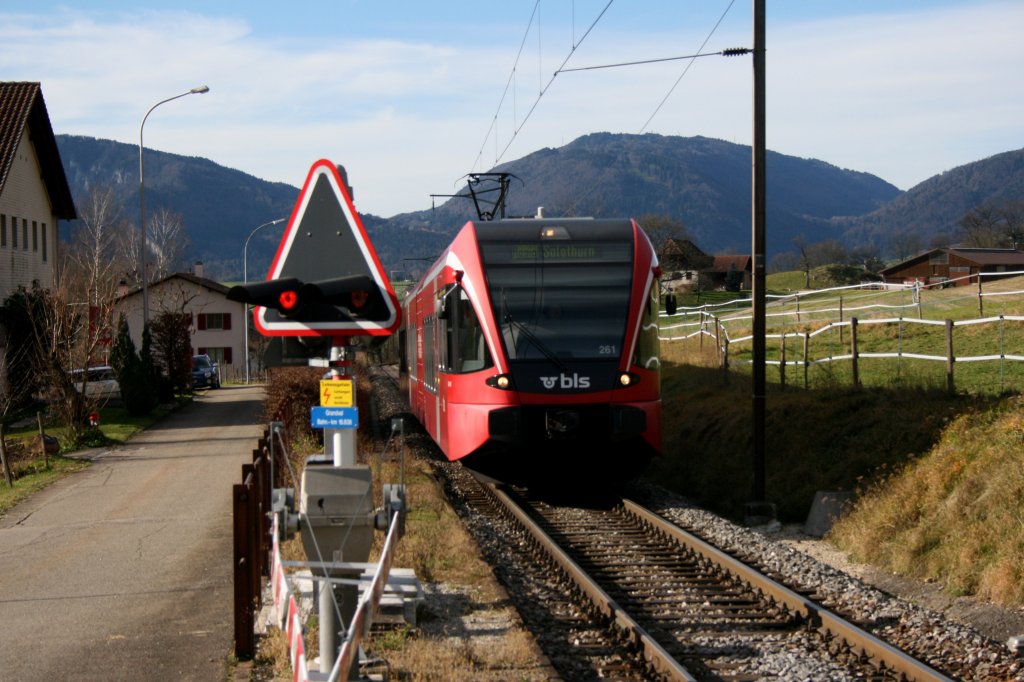 Aus Moutier kommend erreicht RABe 526 261 als R 5230 (Sonceboz-Sombeval - Solothurn) die Haltestelle Grandval. Bild vom 14.11.2010. 