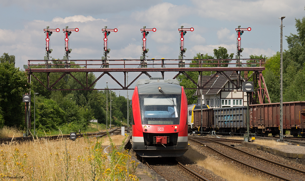 Aus Richtung Gttingen kommend erreicht 648 769 am 18. Juli 2013 den Bahnhof von Bad Harzburg mit seiner markanten Signalbrcke.