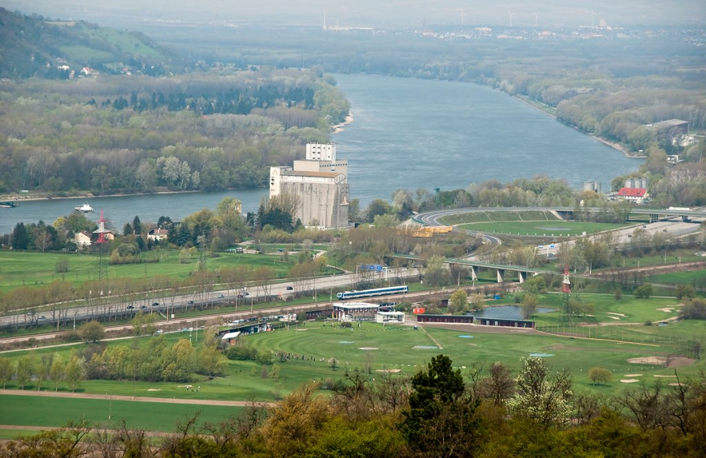 Ausblick auf die Donau stromaufwrts. Und wenn man genau hinsieht, kann man auch den Schnellbahnzug 21392 (Wr. Neustadt Hbf. - Absdorf-Hippersdorf) erkennen. Bisamberg, am 18.04.2010.