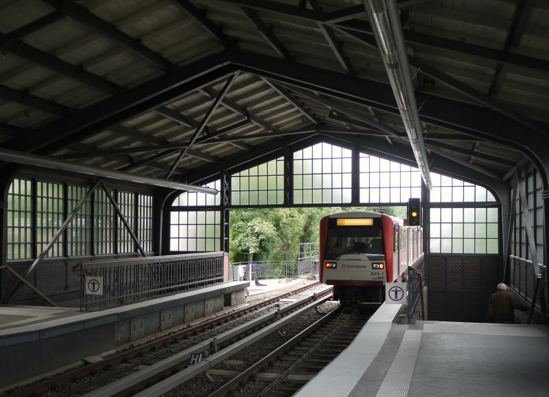 Ausfahrender Zug der Hamburger U-Bahnlinie U3 in der originalgetreu restaurierten Station  Uhlandstrae . 5.8.2012