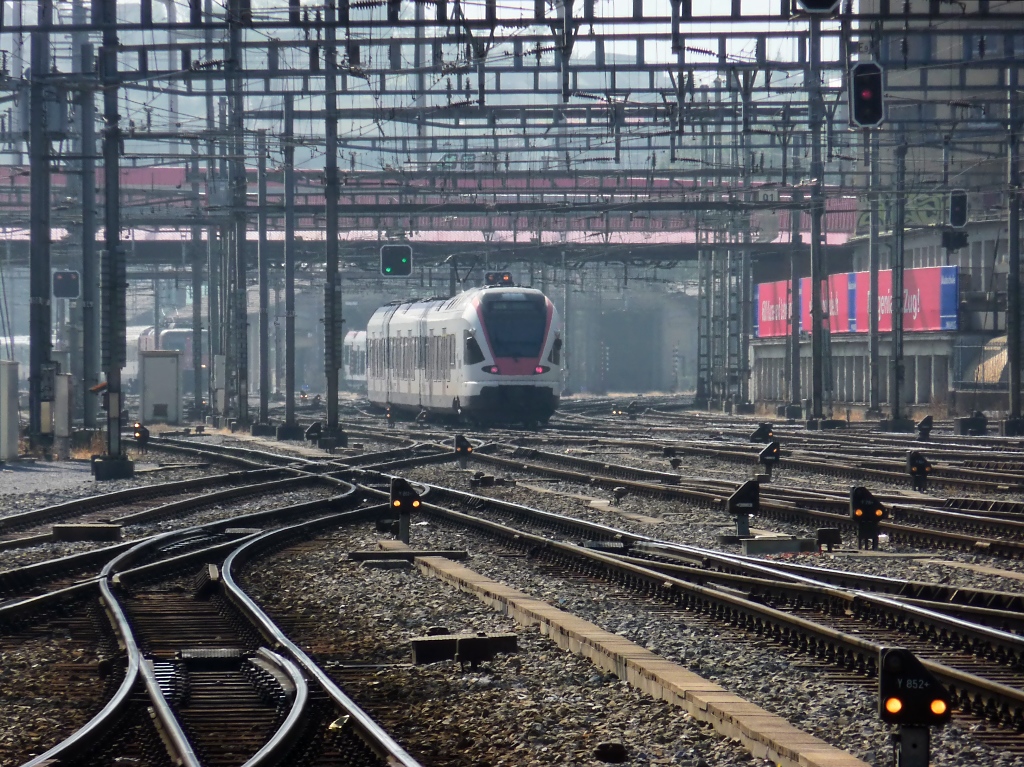 Ausfahrt aus dem Bahnhof Luzern: vorne Schmalspurgleise der Zentralbahn, dahinter Normalspur (2011-09-30).