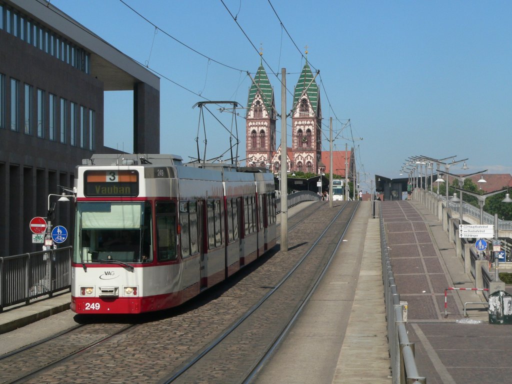 Ausfahrt aus dem Freiburger Hauptbahnhof - Wagen 249 am 18.7.2010