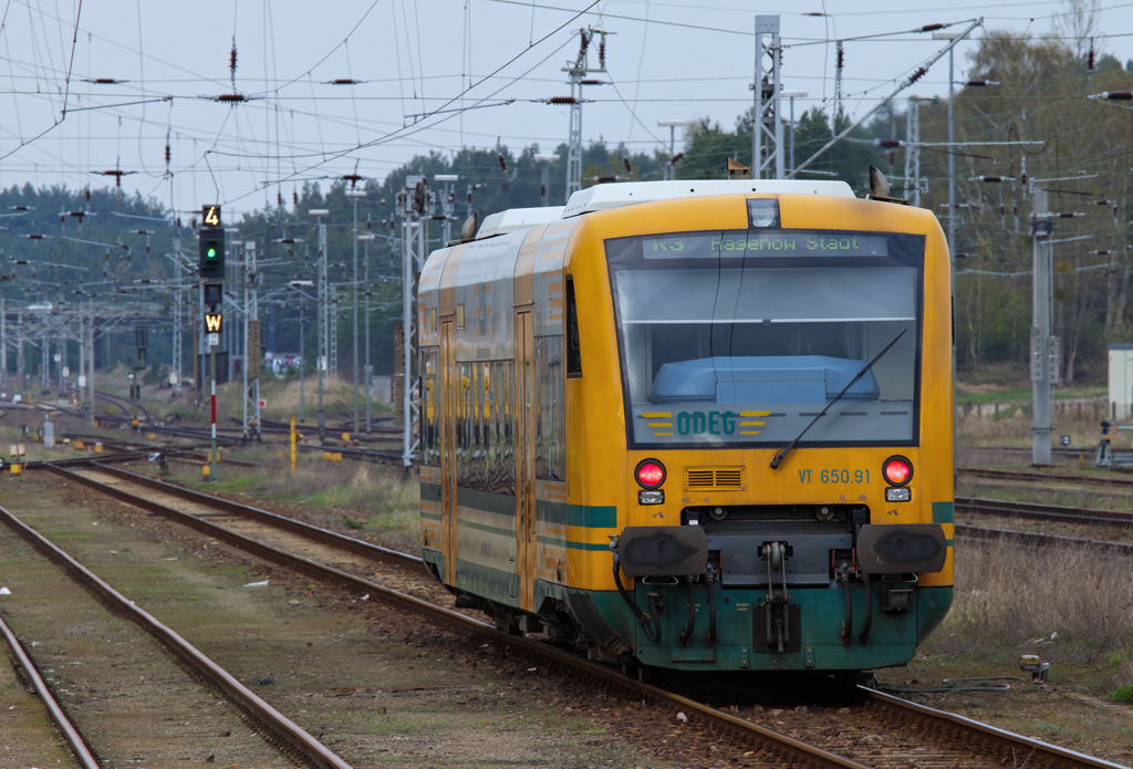 Ausfahrt des 79688 der ODEG in Neustrelitz nach Hagenow Stadt. - 29.04.2013