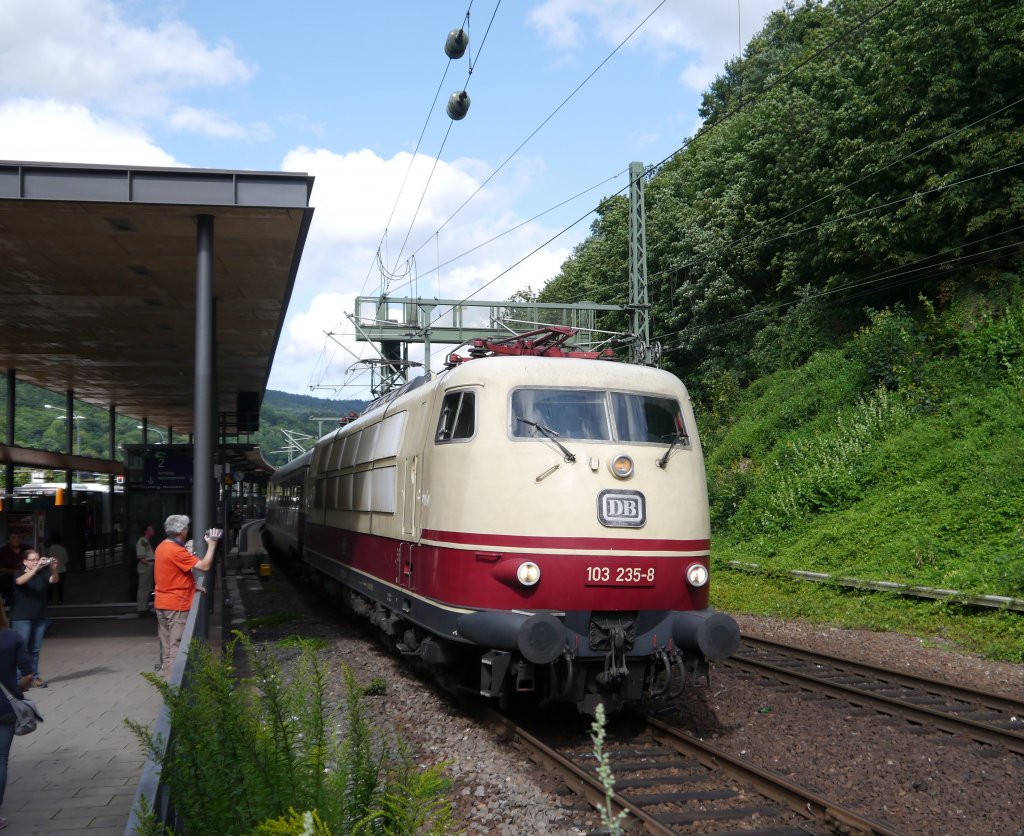 Ausfahrt des Rheingoldexpress mit 103 235 aus Heidelberg-Altstadt Richtung Koblenz an der schnen Rheinstrecke entlang. (14.07.12)