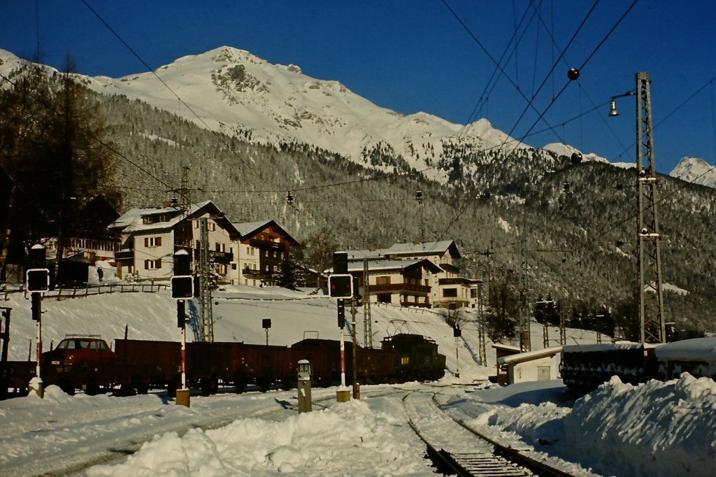 Ausfahrt eines von einer 1020 gefhrten Gterzugs aus dem inzwischen verlegten Bahnhof von St. Anton am Arlberg in Richtung Innsbruck Mitte der 1970er Jahre.