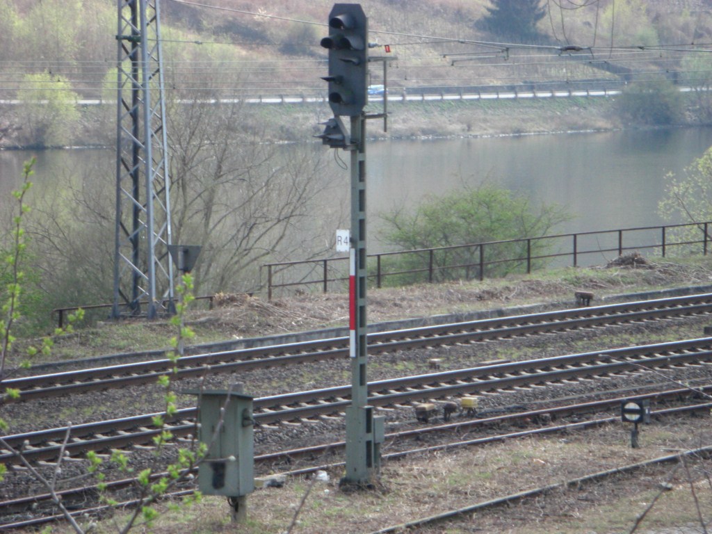 Ausfahrtsignal ,Gleis 3 Winningen, sowie alter Fernsprecher und Gleissperre Bahnhof Winningen Moselstrecke