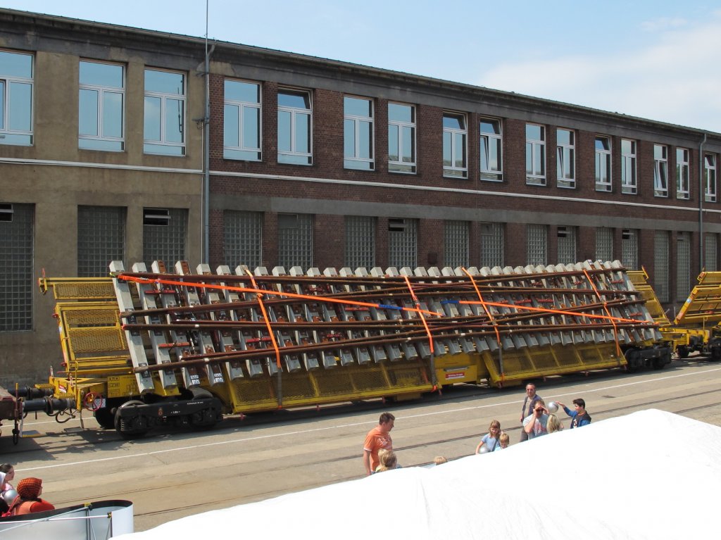 Ausgestellter Weichentransportwaggon mit doppelter Kreuzungsweiche (DKW) im Weichenwerk Witten beim Tag der offenen Tr am 8. Juni 2013.