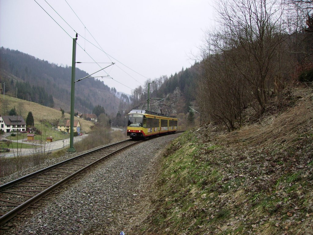 AVG Tw 861 macht sich am 17.02.2011 in Hhe des Haltepunkts Kirschbauwasen, dem letzten Halt im KVV-Gebiet, als S 85398 auf den Weg in Richtung Freudenstadt und weiter nach Eutingen i. Gu.