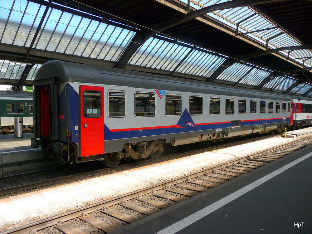 B - 2 Kl. Personenwagen B  61 88 21-70 656-0 im Hauptbahnhof Zrich am 28.08.2011