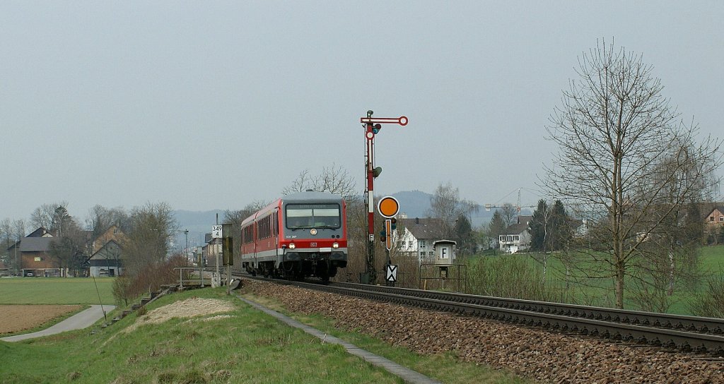 Badische Nebenbahnromantik im Schweizerischen Klettgau: Der VT 628/928 267 hat als RB 31243 gerade den Bahnhof Wilchingen-Hallau verlassen und dieselt nun Richtung Schaffhausen. 
8. April 2010