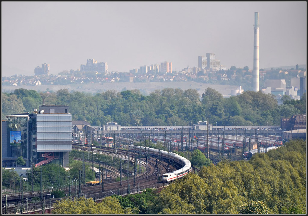 Bahn und Stadtlandschaft - 

Blick vom Bahnhofsturm auf das Vorfeld des Stuttgarter Hauptbahnhofes mit dem Abstellbahnhof am Rosensteinpark. Im Hintergrund über den Weinbergen am Neckartalhang die Hochhäuser von Neugereut. 

26.04.2011 (J)