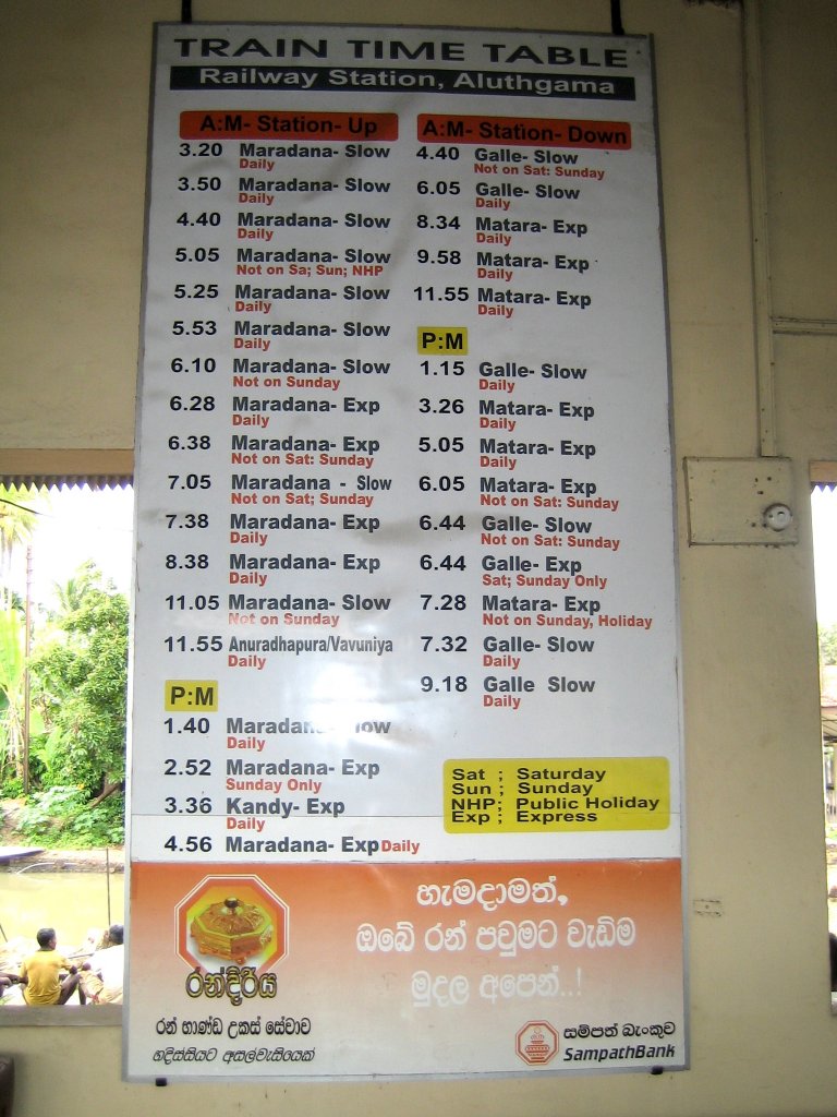 Bahnhof Aluthgama (Sri Lanka): emalierte Abfahrttafel aller Zge, links Richtung Colombo, rechts in Richtung Galle-Matara. Einmal am Tag verkehrt auch der  Kandy-Expre .