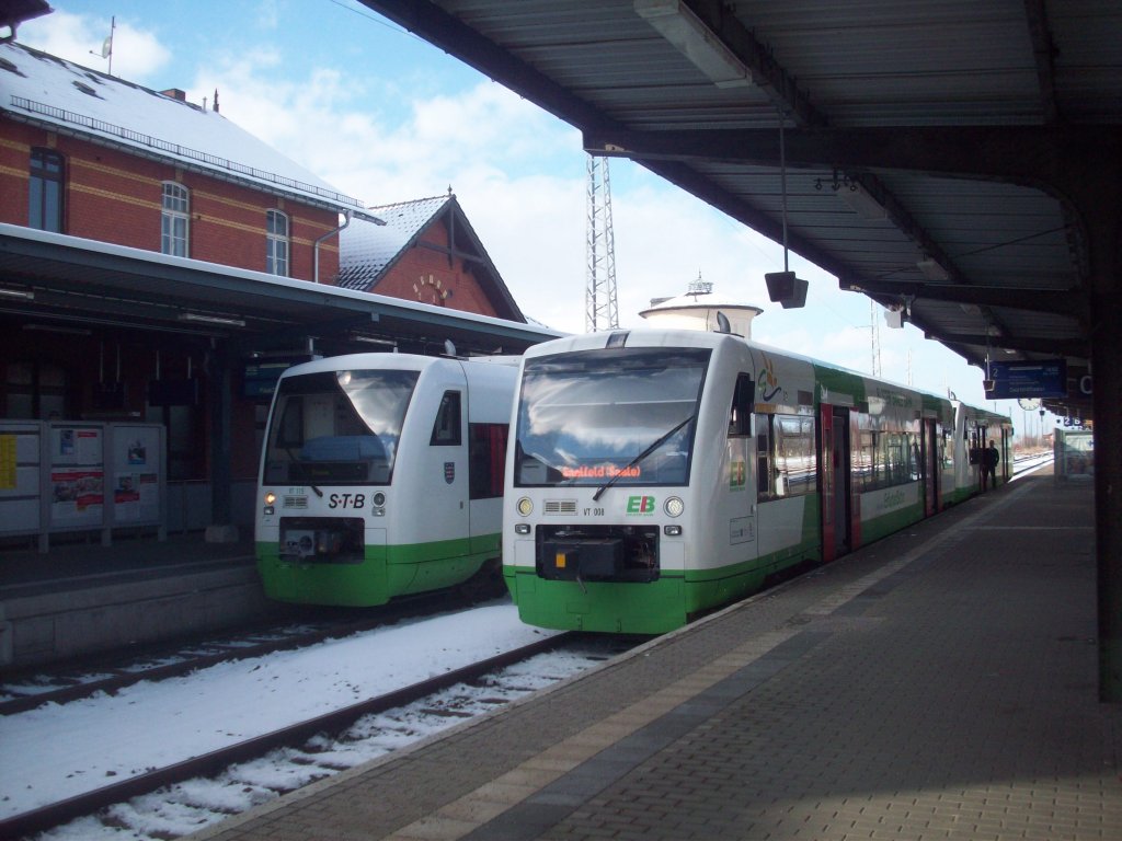 Bahnhof Arnstadt Hbf.
Gleis 1 Pendelzug nach Plaue, wegen Bauarbeiten der Strecke nach Ilmenau.
Gleis 2 Elster Saale Bahn nach Saalfeld.
(10.02.13)