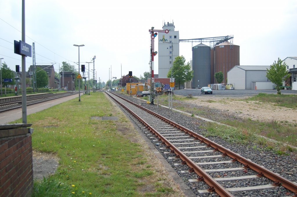 Bahnhof Lindern, Gleis 3 Blickrichtung Aachen und Heinsberg. Das Gleis ist seines Anschlusses am westlichen Bahnhofsende an die Hauptstrecke beraubt. Durch den Ausbau von Weichenzungen ist ein wechseln auf die KBS 485 in Richtung Aachen nicht mehr mglich. Das Signal regelt nur noch den Verkehr nach Heinsberg.9.5.2010