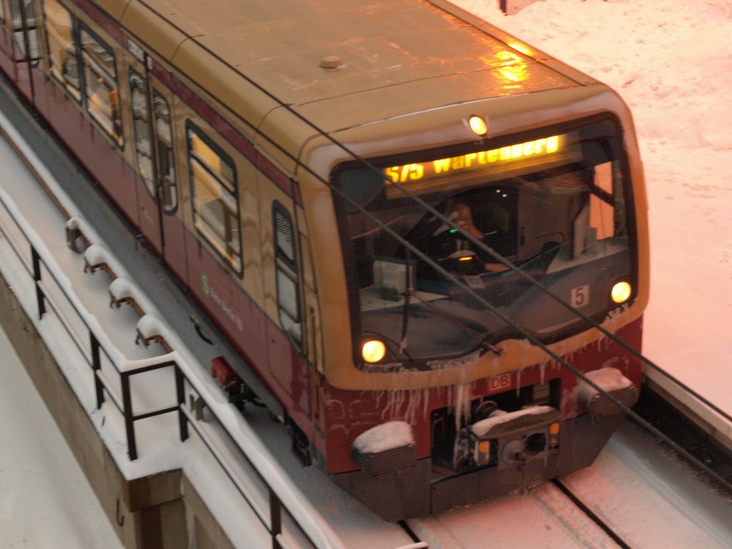 Bahnhof Messe Sd. Der Zug hlt genau vor der Brcke und lsst sich hervorragend von oben erwischen. Bei eisigen Temperaturen ist dem Triebkopf ein  Bart  aus Eiszapfen gewachsen :)