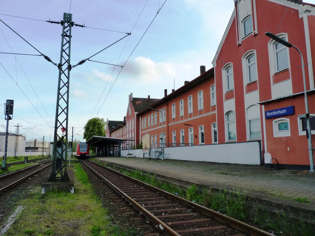 Bahnhof Nordenham am Bahnsteig mit Gleis 1 und Gleis 2. Foto14.05.2010