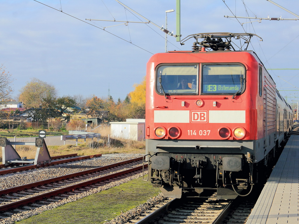Bahnhof Zssow am 14. November 2012, Einfahrt 114 037 mit dem RE 3 (RE 69635) nach Elsterwerder. 