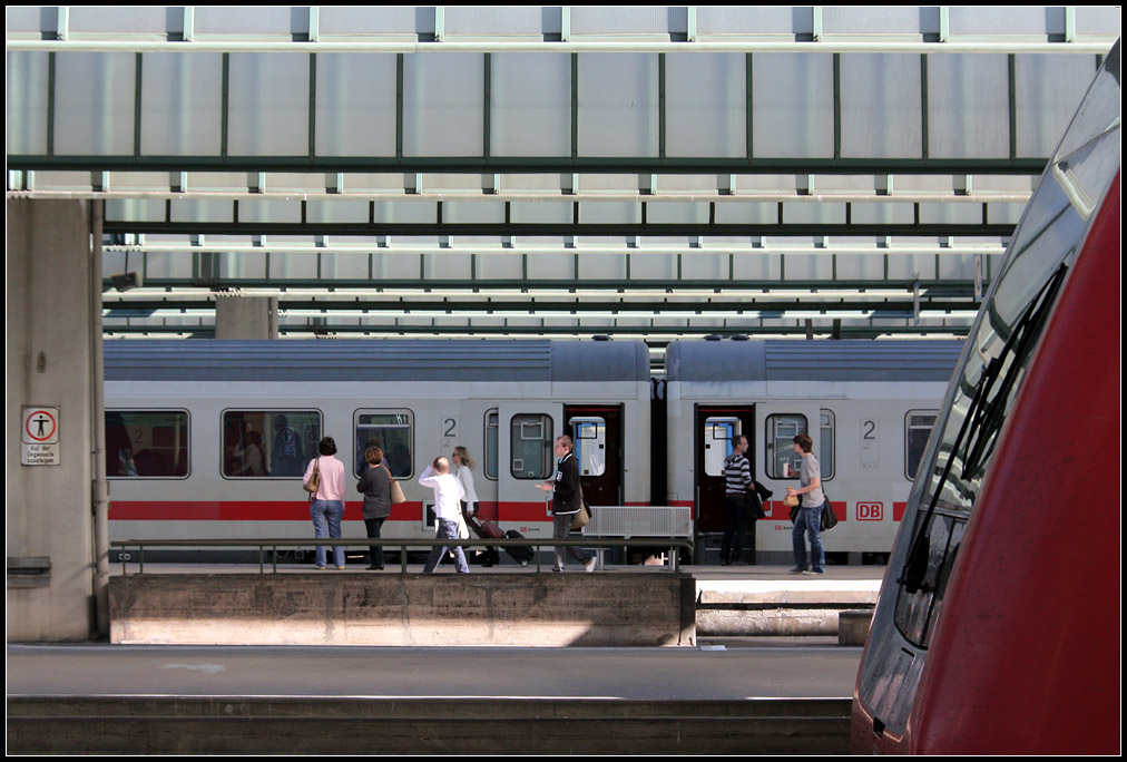 Bahnhofsalltag - 

Auch hier war es der Leuchtkörper des Bahnsteigdaches der mich bewog diese alltägliche Szenerie im Stuttgarter Hauptbahnhof zu fotografieren. 

08.04.2011 (M)